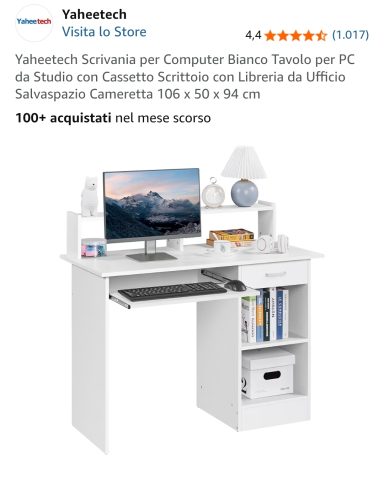 Scrivania bianca per computer con ripiano estraibile e scaffali laterali.